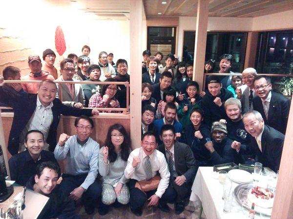 角谷 淳志選手とその関係者の方々との集合写真